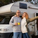 pareja que ha elegido una autocaravana